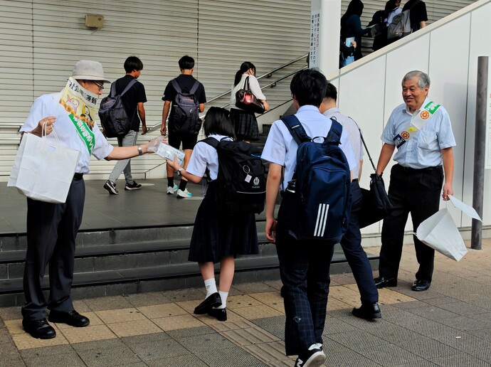 写真:社会を明るくする運動街頭キャンペーン勝田駅東口の様子