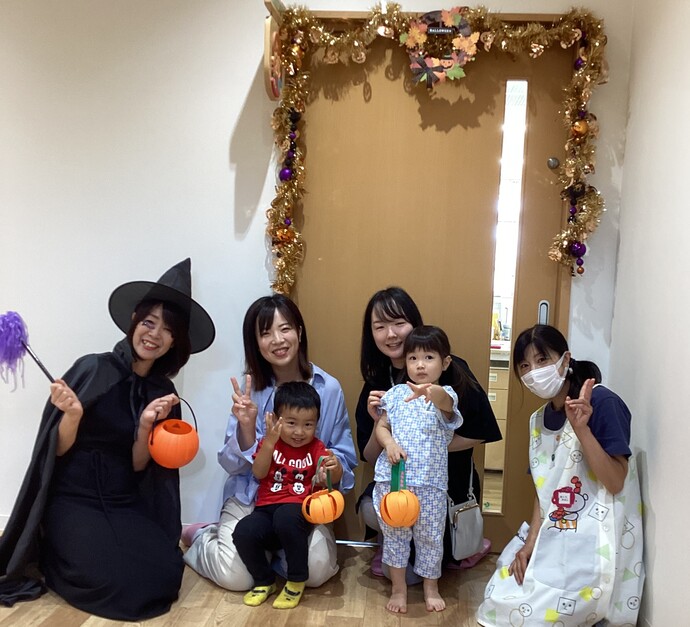 ハロウィンのイベントで魔女と一緒に笑顔で撮影をした写真