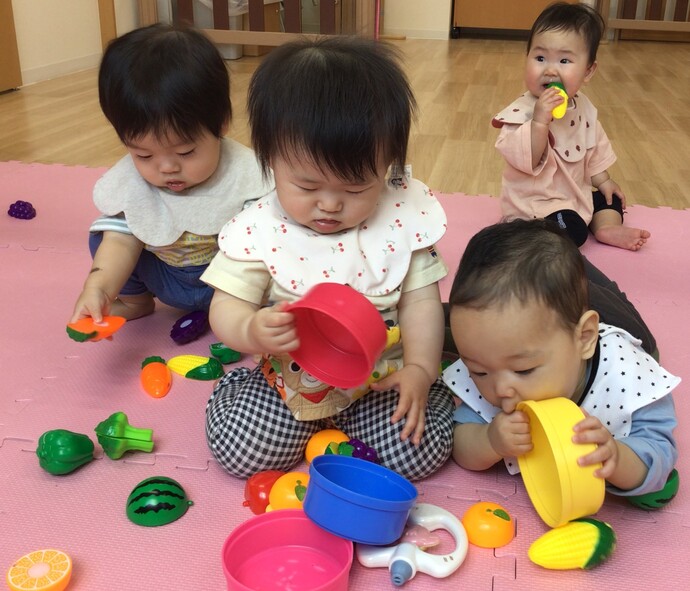 オモチャで遊ぶの楽しいね!