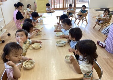 給食を食べています。