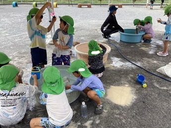水鉄砲でお友達にかけています。