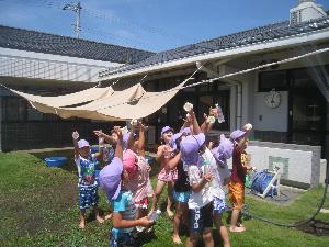 写真：水遊びを楽しむ子ども達