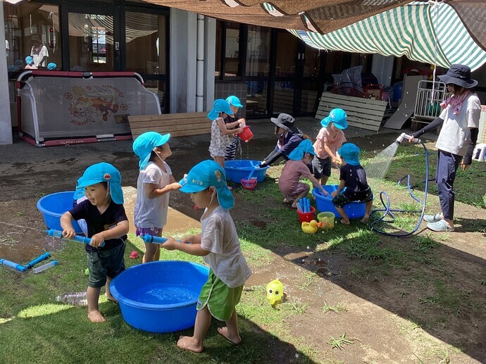 水遊びを楽しむ3歳児の写真