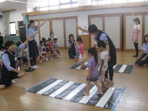 写真：交通安全教室で横断歩道を渡る練習をする子どもたち