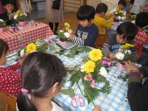 写真：フラワーアレンジメントをする子供たち