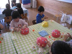 写真：くりあげ保育で帽子を作る子ども