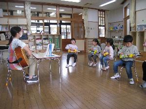 写真：手作りのギターで演奏する子ども達