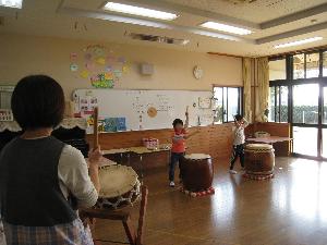 写真：太鼓の練習をする年長児