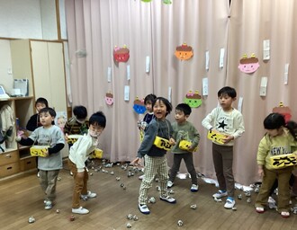 4歳児が豆まきをしている写真