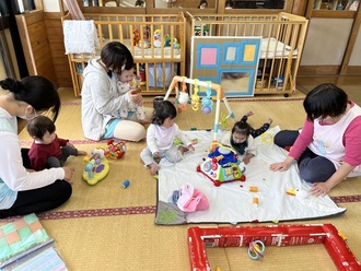 0歳児・かめ組の子ども達が室内で遊んでいる写真