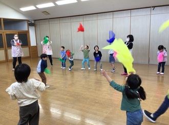 ホールでムーブメントを楽しむ5歳児の写真