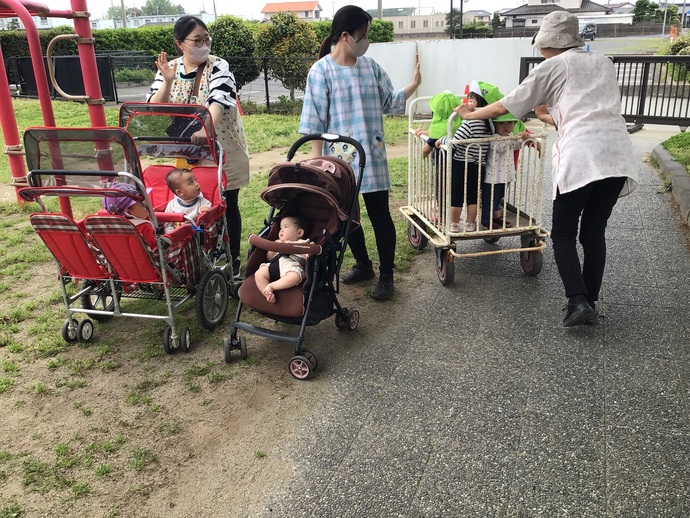 バギーに乗って散歩する子ども
