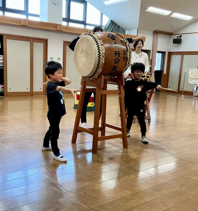 太鼓をたたく子ども