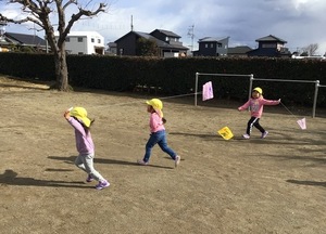 たこあげをする3歳児