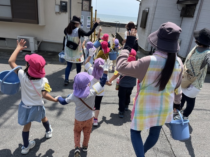 バケツを持ってでかける子ども達
