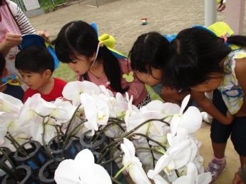 写真：頂いた蘭のお花に興味津々でにおいをかぐ子ども達