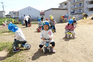 写真：三輪車とDバイクを楽しむ子ども達