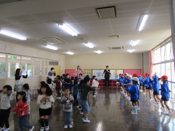 写真：平磯小学校1年生と「パプリカ」を踊る子ども達