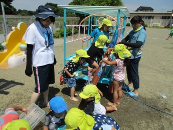 写真：水遊びを楽しむ子ども達