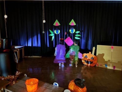 暗い部屋に猫のおばけの顔が写っている