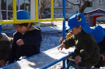 写真：雪が降り積もった朝、雪遊びを楽しむ子どもたち