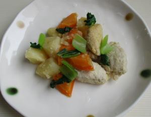 写真：減塩鶏団子と野菜の煮物