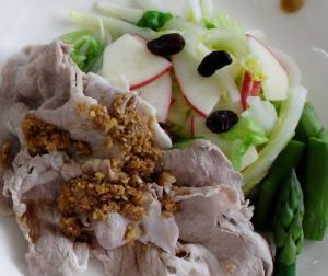写真：減塩ゆで豚のゴマだれ添え 白菜サラダ