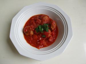 写真：親子でも簡単にできるレシピ、ミートボールのトマト煮込み