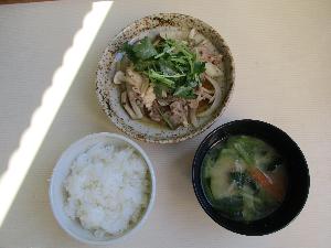 写真：ご飯 みそ汁 レンジで作る肉豆腐