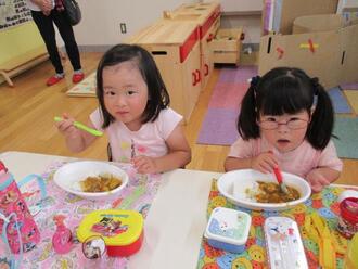 写真:カレーを食べる子どもたち1