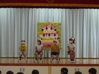 写真:5月生まれのお誕生会の様子1