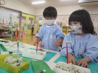 写真:粘土遊びの様子2