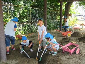 写真：砂場で遊んでいます。