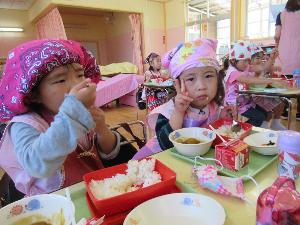 写真：初めての給食美味しいね。