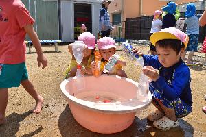 写真：水鉄砲に水を入れている