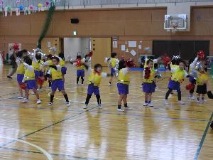 写真：ダンスを踊ります。