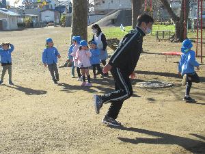 写真:けいどろで遊んでいます。