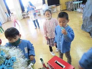 写真:サンタさんの椅子を作りました。