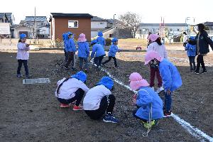 写真：みんなで霜柱を見ている