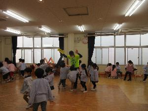 写真：先生と一緒に体を動かして英語を楽しむ幼稚園生