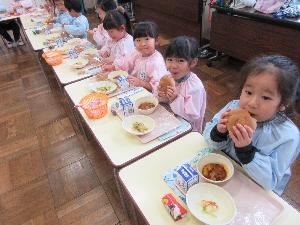 写真：温かい給食を喜ぶ幼稚園児