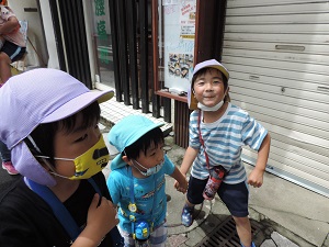 写真：初めてお散歩をする年少さんの手を優しくつないでくれる年長さんのお兄さん