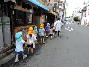 写真：年少さんの初めてのお散歩は勝田商店街の七夕パネルの鑑賞です