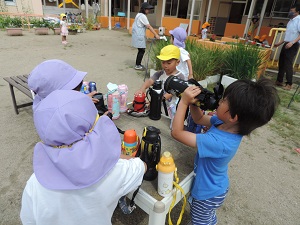 写真：自分たちで水分補給をする年長男児