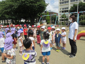 写真：一緒に遊ぶために校庭で待っていてくれた1年生