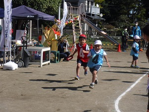 写真：リレーで競い合っている年長児