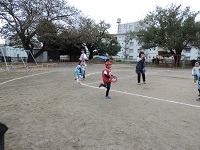 写真：リレーで一生懸命走る年長児