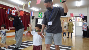 写真：年少親子が横断歩道を渡る練習をしている様子