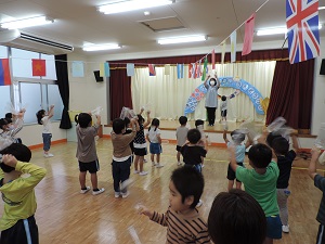 写真：全園児で運動会で踊るダンスを踊ってみているところ