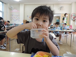 写真：もう少しでお弁当を食べ終えてしまう年少男児